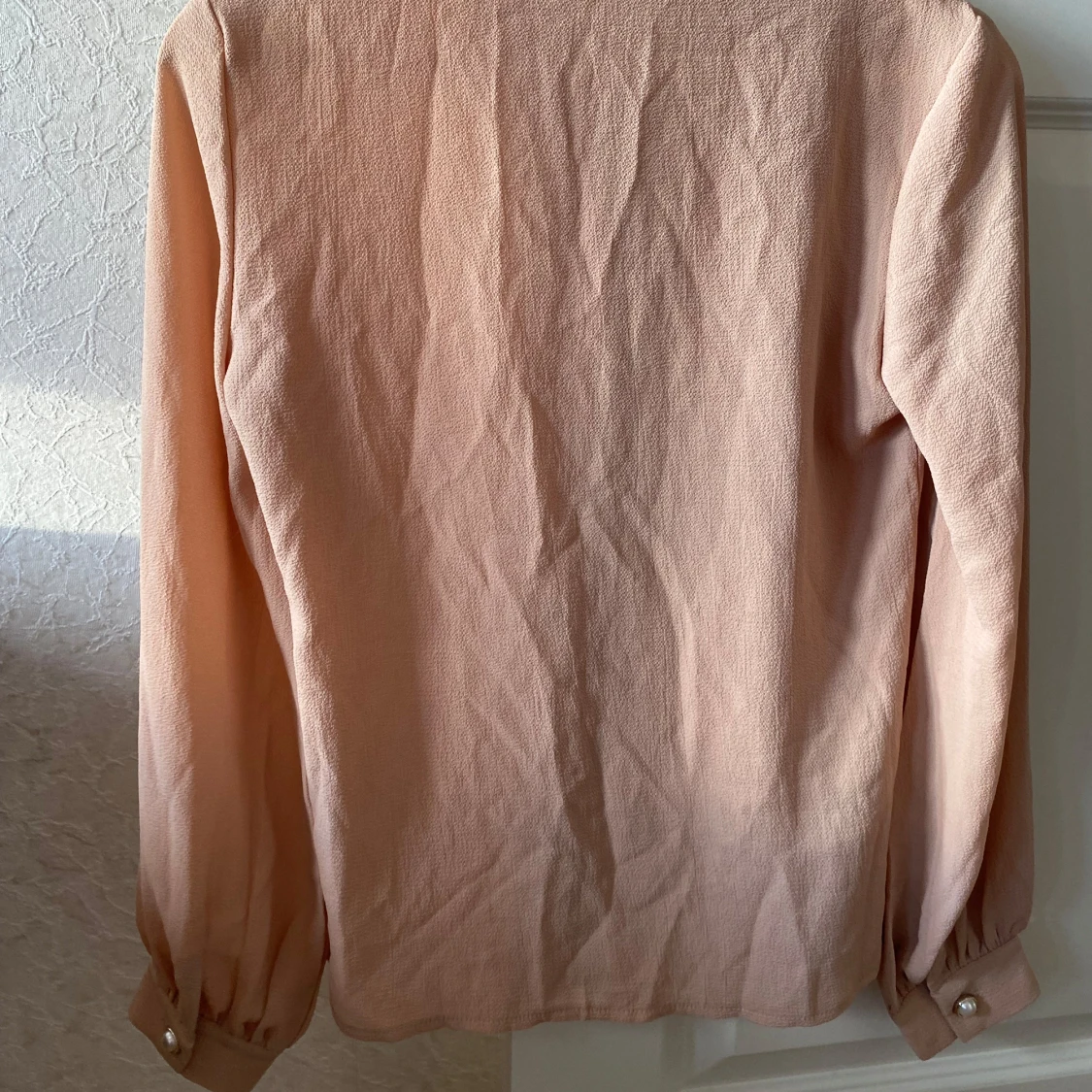 Beige blus med pärlknappar - 90