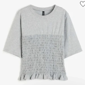 Smockad topp - Säljer denna fina topp då den inte kommer till användning. ❤️ inga defekter.