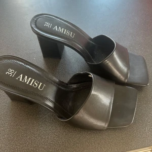 Klackskor - Klackskor endast testade inomhus. 