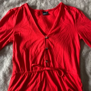 Röd blus - Jättesöt blus/topp från Ginatricot med fina detaljer. Aldrig använd.💗