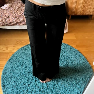 Svarta byxor med hög midja - Säljer dessa lågmidjade svarta kostymbyxorna från kollektionen Stella McCartney for H&M!💕 Vida ner till och är verkligen den perfekta fest och vardagsbyxan🪩❤️‍🔥 jag är 170cm lång!