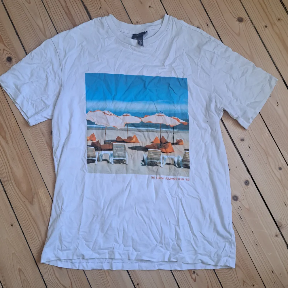 Bra skick, lite skrynklig på bild men märks inte i vanliga fall, passar för 170-185. Storlek M. . T-shirts.