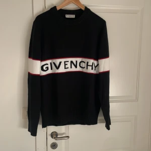 Stickad givenchy tröja - Som helt ny använd 1 gång passar m och l 