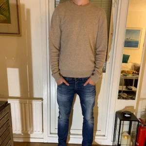 100% Kashmir tröja - En riktigt snygg 100% Kashmir tröja från J Lindberg i färgen begie. Storlek M, Skick 9/10