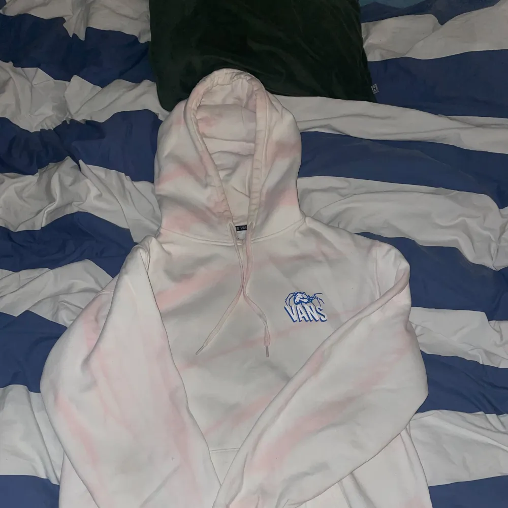 Jag säljer min Vans Hoodie, eftersom att den inte kommer till användning för mig, använd en del, men är i väldigt bra skick och kvalitet! Små tecken på användning, se bilden ovan, små fläckar på framsidan av hoodien på fickan. . Hoodies.