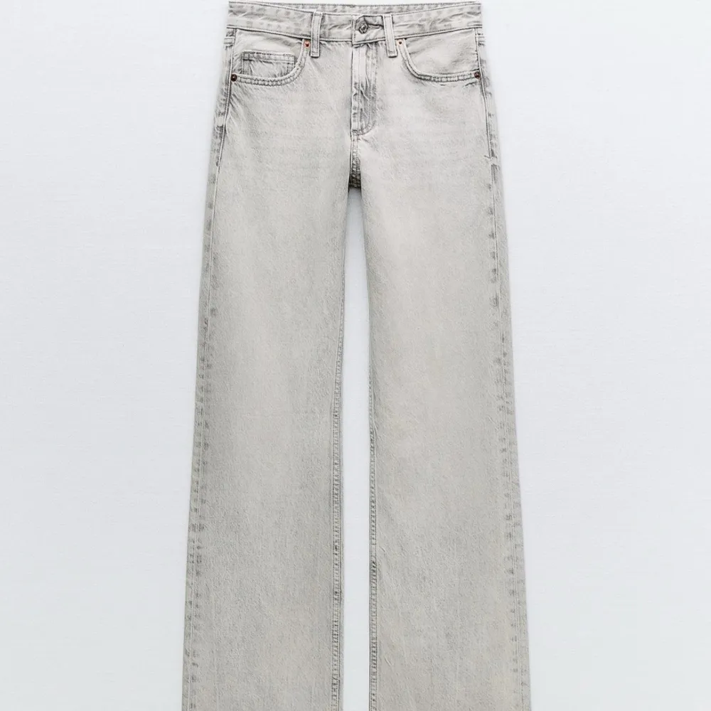 Jeans från Zara, knappt använda! Strl 34, går ända ner på mig som är 173 ca🩷. Jeans & Byxor.