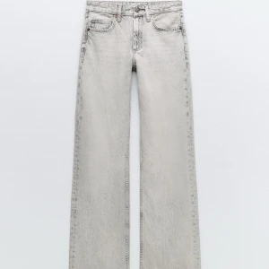 Zara Jeans - Jeans från Zara, knappt använda! Strl 34, går ända ner på mig som är 173 ca🩷