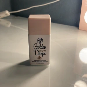 Golden glow drops  - Säljer då jag har en liknande produkt som jg får mer användning för! Använt 2-4 gånger men inte alls mycket, ifrån Normal fast självmärket är W7!!💓