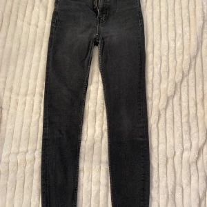 Skinny jeans - Skinny jeans, använda många gånger men blivit för små, dem ser små ut men är väldigt stretchiga. Stretchas ut när man tar på sig dem, ps, sitter skit snyggt på gumpen! skulle ni vilja se hur jeansen sitter på så är det bara att höra av sig, fixar!!