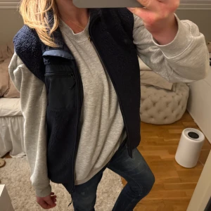 Teddy väst - Marinblå teddy väst i storlek 160. Sitter jättebra på mig som har XS/S🫶