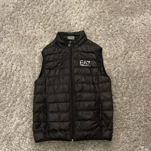 Armani väst - Tjena säljer nu min Armani väst då den blivit för liten den är i superbra skick lite trög kedja men annars inget fel och använd ett fåtal gånger