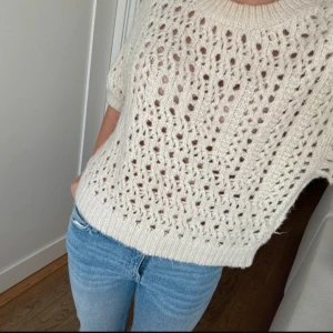 Stickad tröja zara - Säljer denna fina stickade tröja ifrån zara i storlek S. Bra skick!❤️