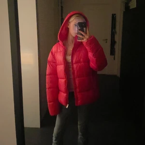 lager 157 jacka - Säljer den här jackan från lager 157. Jätte fin röd färg. Helt oanvänd med prislapp kvar, köpt för 500 o säljer för 350.