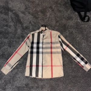Burberry skjorta - Köpte denna skjorta här på plick för 1000kr tror inte den är äkta men den är fortfarande väldigt snygg, saknar nedersta knappen