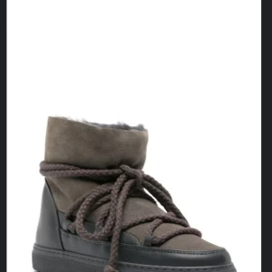 Inuikiis  - Ett par grå blå vinterskor har haft i en vinter. Säljer för jag är sugen på ett par gröna. Köpta för 2500