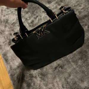 Michael Kors väska - Vintage Michael Kors väska med guld detaljer. Skriv för fler bilder!💛