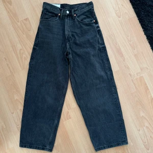 Svarta baggy jeans från H&M - Svarta baggy jeans i storlek 29/32. De har en avslappnad passform och är perfekta för en casual look. Bra skick! Hämtas på Hägerstensåsen eller ök ♣️