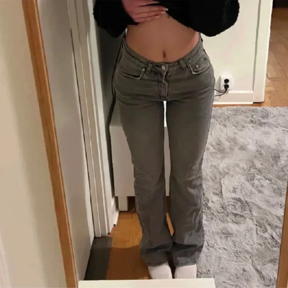 Säljer dessa jeans byxor, köpta på Plick och var tyvärr för stora för mig:( i storlek 36 . Farkut & Housut.
