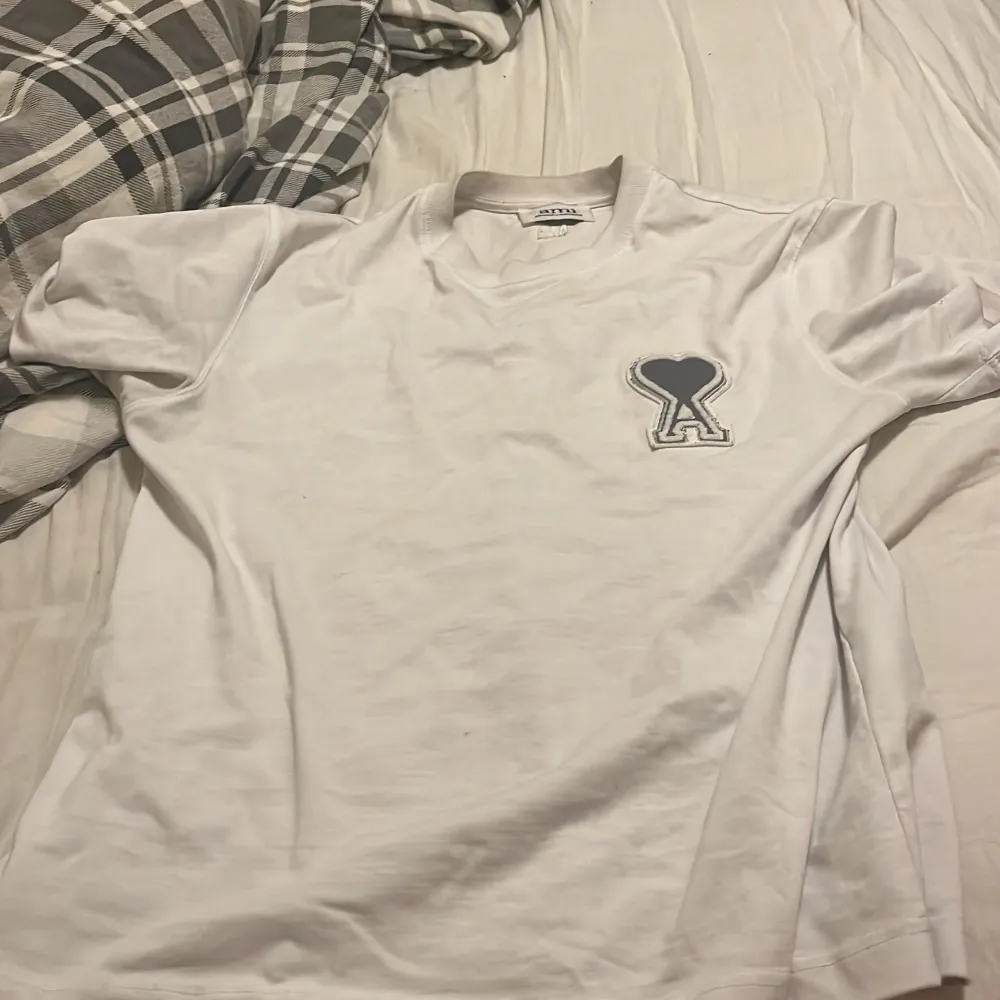 Ami Paris t-shirt storlek s passar även bra på M  Ny köpt i sommras ej andvänd jätte mycket priset är ej hugget i sten går att diskutera . T-shirts.