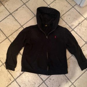 Polo rl zip hoodie  - Tja ja säljer min polo zip o storlek 14-16 vilket motsvarar xs. Säljer pga att den e för liten
