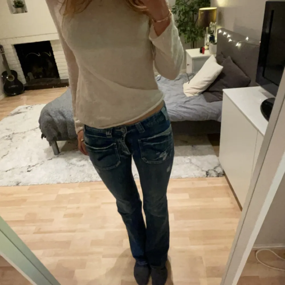 Söljerbmina favvo jeans som tyvärr blivit försmå för mig❤️ dragkedjan åker ner lätt men har inte testat fixat det, därav sänkt pris🥰. Jeans & Byxor.