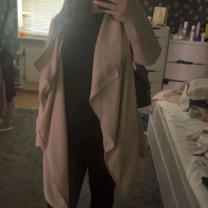 Only kappa - En fin ganska tunn kappa ifrån Only som jag använt 1 gång och inte riktigt är min stil. Ser exakt ut som på tredje bilden