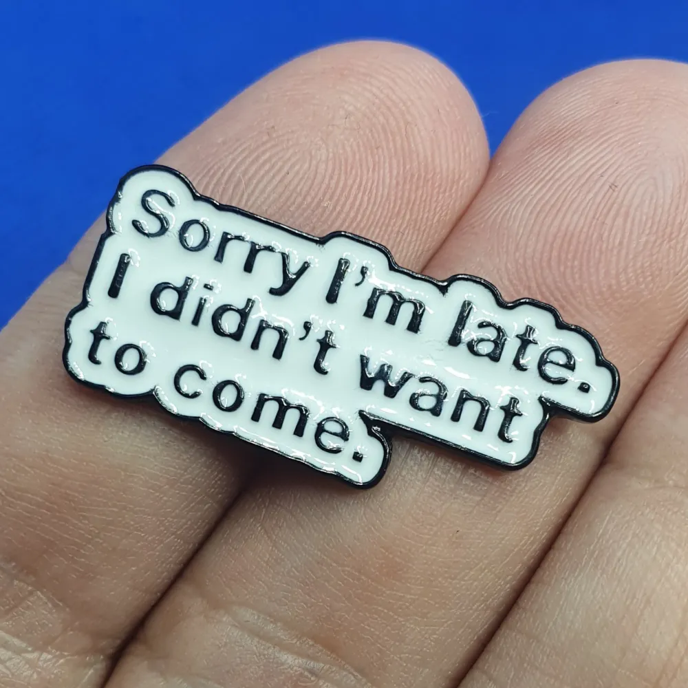 Pins - Sorry i'm late, i did'nt want to come mått är: 3 × 1.2 cm ✨️Titta igenom alla mina upplagda och köp fler saker i bundle för att spara på frakten och få allt du köpt i ett och samma paket✨️. Accessoarer.