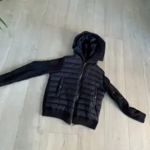 Hej, säljer denna moncler cardigan jackan skriv vid intresse,