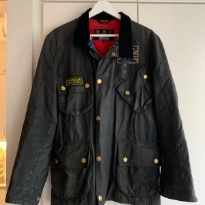 Barbour international union Jack  - Vaxjacka med den brittiska flaggan i fodret. Rätt stor i storleken, jag har vanligtvis medium men fick gå ner två storlekar.  Sparsamt använd. Mycket bra skick!   Nypris: 7500kr