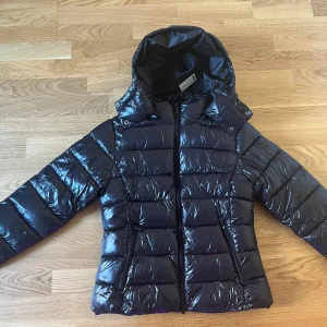 Lager 157 puffer jacka  - Hej säljer denna lager 157 jacka som är slutsåld överallt. Säljer för jag köpte 2st. Har bara testat den en gång har aldrig haft på mig den ute. Köptes igår kvitto finns. Om ni har frågor eller vill ha fler bilder skriv bara🤗 storlek S