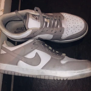 Nike SB dunk low Grey  - Fint skick! Färg: Grå / Vit 🔘 Nypris 1400kr Buda gärna!