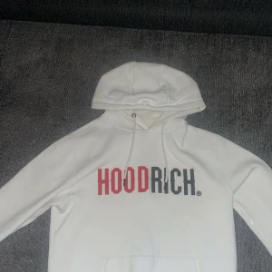 Vit hoodie från Hoodrich - Säljer en snygg vit hoodie från Hoodrich i storlek XS Men passar perfekt för storlek S .Perfekt för en casual Den är i bra skick. Skriv om bara i dm om ni undrar nåt!