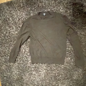 Brun tröja från Uniqlo - Säljer en stilren brun ull/kahsmere tröja från Uniqlo i storlek S. Den är perfekt för både vardag och lite finare tillfällen. Tröjan har långa ärmar och är gjord i ett mjukt material som känns skönt mot huden! Nypris 1200kr