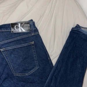 Calvin Klein jeans slim  - Riktigt feta Calvin Klein jeans i bra skicka. Storlek w33xL34 men passar nog någon med lite mindre midja