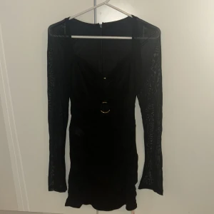 Svart klänning - Svart klänning, stretch. Storlek M men skulle väll säga S. Aldrig använd