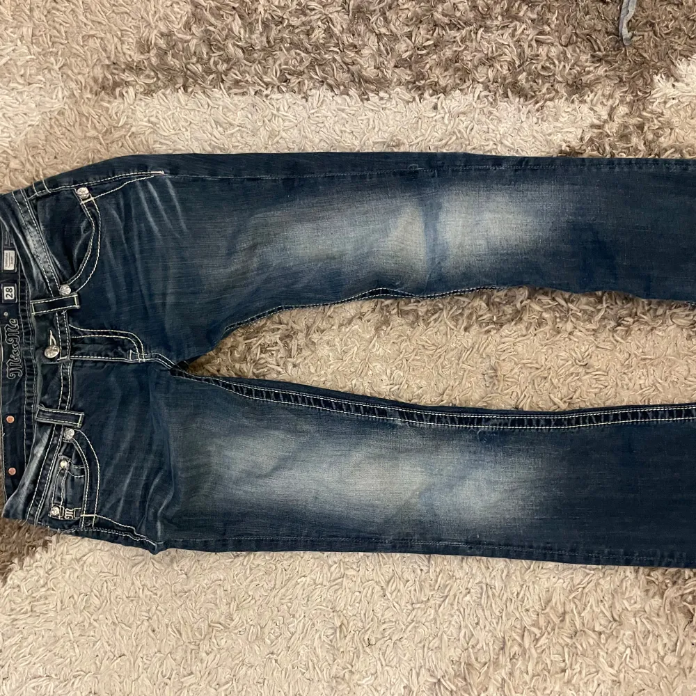 miss me jeans i bootcut modell                             äkta, köpta i new york😁                                                                     skriv för fler bilder!  innerbenslängd - 88 cm midjemått - 42 cm                                                            inte sönder där nere har klippt dom för att dom ska vara mer flared!. Jeans & Byxor.