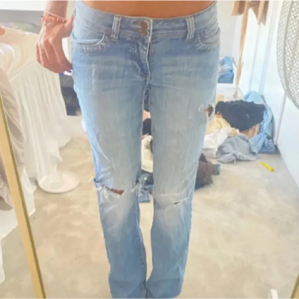 (Lånade bilder!!) Så fina jeans, midjemått 37 cm innerbenslängd 83❤️ . Jeans & Byxor.