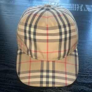 Burberry keps - Tjena säljer min burberry keps, den är i väldigt bra skick, box följer såklart med! Om de är nåt ni undrar över skriv bara i dm, priset kan diskuteras