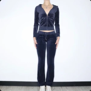 Juicy couture  - Säljer både tröja och byxor eftersom de ej kommer till användning. Använt de ca 3 gånger. Bra skick. Köpte hela settet för 2498kr. Men vill bara få sålt de så kommer sänka väldigt mycket i pris. Storleken är S men passar även för M