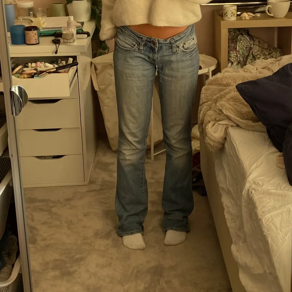 Lågmidjade jeans från lee. Storlek w26 L33. Skit snygga men lite stora för mig. Bra skick men dem är lite slitna längst nere vid foten. Jättesköna och tunna i materialet. Bild 5 visar defekt på knät. Pris är diskuterbart 🩷. Jeans & Byxor.