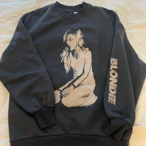 Sweatshirt med tryck - En helt ny sweatshirt som jag aldrig har använt, jättefint skick. Storlek s men ganska oversized