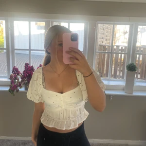 Söt prickig topp - Säljer denna fina efterfrågade topp från Gina i storlek S som inte säljs längre. I storlek S❣️