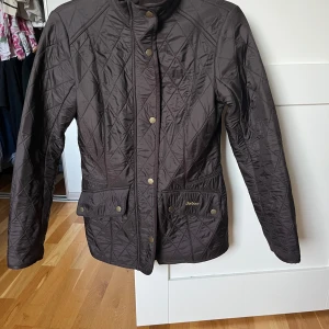 Barbour jacka - Äkta barbour jacka i storlek 36 (S) som är perfekt till hösten! 🍂Jättemysig och inga defekter. Knappast använd. Pris kan alltid diskuteras😊Skriv för mer information