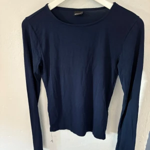 Marinblå topp - Topp från Gina Tricot i strl S, pris kan diskuteras! Bra skick 
