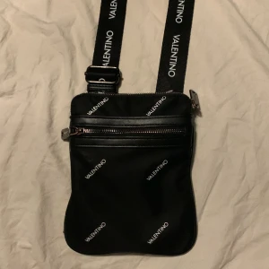 Valentino väska - Äkta valentino väska, 9/10 skick, ny pris 1299kr
