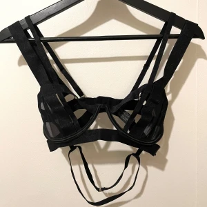 Mesh BH - Jättefin strappy mesh-bh från bluebella i storlek EU 65E