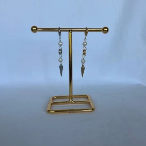 Örhängen  - Finns i guld och silver. Köp för 119kr/st Eller 189kr/ paret. Modell 157 Smyckes ställningen finns även att köpa för 299kr!