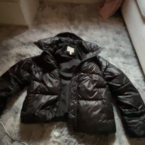 jättesnygg jacka - säljer nu min jättefina vinter jacka pågrund av att jag vill nu ha en ny, jag tycker denna jackan är perfekt till vintern o den värmer än perfekt!! den är i storlek s och från hm, frf i jättebra sick❤️