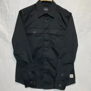 Only and sons overshirt svart. Storleken är S men eftersom det är en overshirt är den lite större i storleken. Vid frågor är det bara att höra av dig svarar oftast inom en timma//OwnStyle