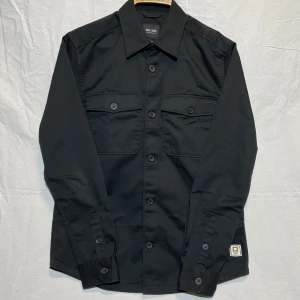 Overshirt - Only and sons overshirt svart. Storleken är S men eftersom det är en overshirt är den lite större i storleken. Vid frågor är det bara att höra av dig svarar oftast inom en timma//OwnStyle